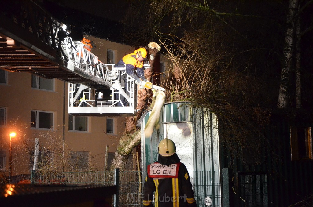 Einsatz BF FF Sturm Baum Koeln Vingst Burgstr P104.JPG - Miklos Laubert